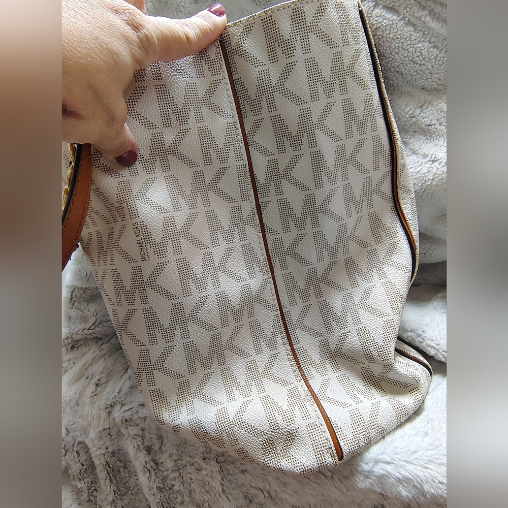Michael Kors Harper North South Signature Large Vanilla & Brown Logo Tote Bag - Picture 9 of 9